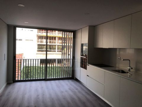 Appartement 1 chambre avec parking dans le bâtiment Afonso Cordeiro. Nouveau projet proche de la plage, à Matosinhos, Porto. T1 de 55m2, salon et cuisine à aire ouverte de 27m2, chambre de 12m2, 1 salle de bain complète, pompe à chaleur, climatisatio...