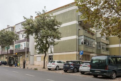 Descubra o seu novo lar neste encantador apartamento de 3 assoalhadas, com uma área de 76 m² localizado no Laranjeiro, em Almada. Este espaço oferece o equilíbrio perfeito entre conforto e praticidade. Luminosa e arejada, a sala possui janelas amplas...