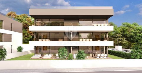 Location: Istarska županija, Poreč, Poreč. Spacious apartment on the first floor, Poreč, new building! This modern apartment under construction is for sale just two kilometers from the center of Poreč. The apartment is located on the first floor of a...