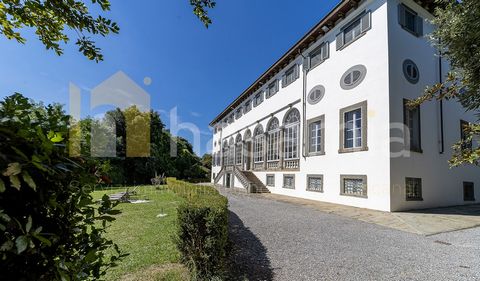 L'immobile si trova a Matraia, una frazione del comune di Capannori, a soli 15 minuti di auto da Lucca, immerso in un contesto elegante e verde. È situato all'interno della storica Villa Guinigi, un luogo che un tempo ospitava nobili famiglie, e oggi...