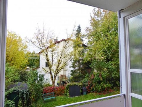 Ihr neues Zuhause in einem ruhigen, 1988 erbauten 6-Parteien Haus - 3 Zimmer, südseitiger Balkon mit schönem Ausblick, Badezimmer mit Dusche, separate Toilette, Kellerabteil und Tiefgaragenplatz - legen Sie ein bisschen Hand an und gestalten Sie sich...