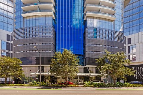 Experience premier Miami living in this sought-after '09' unit, high on a coveted floor with panoramic views over Kaseya Center(former American Airlines Arena), Biscayne Bay, and beyond—all with the convenience of a private, secure elevator. Watch cr...