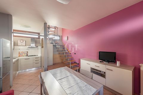 Sirmione, Colombare location, in a building of a few units, we offer for sale a beautiful two-room apartment on two levels with separate entrance. The apartment is free on two sides and is part of a small complex of 4 units, there is from a small pri...