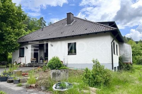 MFH mit Scheune in Parsberg Idyllisches Wohnen in der Oberpfalz Dieses großzügige Mehrfamilienhaus in Parsberg bietet mit seinen 7 Zimmern und einer Vielzahl an Annehmlichkeiten viel Raum für individuelle Gestaltungsmöglichkeiten. Das Objekt befindet...