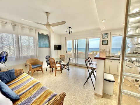 Appartement de deux chambres pour l39hiver à quelques pas de la plage de sable Cet appartement entièrement meublé est situé au 4ème étage avec ascenseur et offre 2 chambres doubles 2 salles de bains 1 ensuite et un séjour avec cuisine ouverte Il offr...