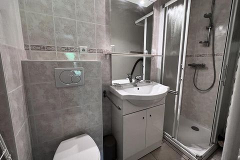 HET KLEINE ELF 1 - LA CLUSAZ 2 personen. / 25 m2 / 1 kamer / Noord West / Mini wifi box (betaalde optie) Studio op de begane grond van een chalet met 2 appartementen aan de voet van de piste, gerenoveerd in 2010, gelegen op 600 meter van het dorpscen...