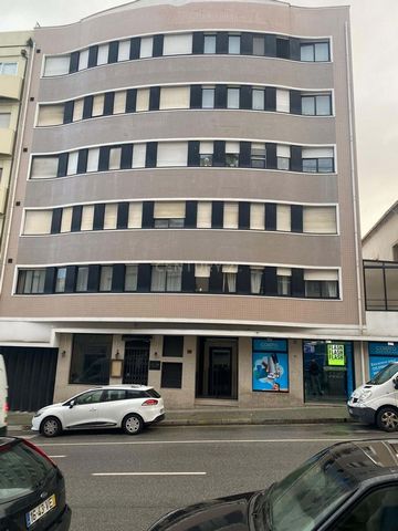 A unique opportunity to acquire a private parking space in a prime location in central Porto, on Rua Alexandre Herculano. Perfect for those seeking convenience and security in an area where parking is scarce and highly valued. Features: Secure and ea...