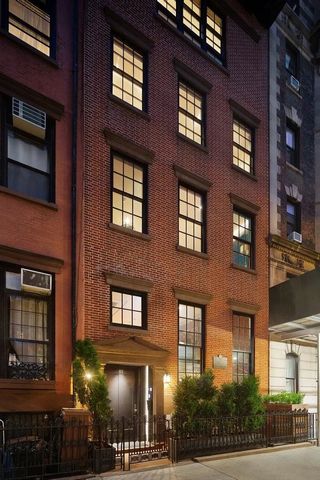 Entdecken Sie den Gipfel des New Yorker Luxus mit dieser von Designern renovierten Trophäenvilla in Greenwich Village, die in renommierten Medien wie Architectural Digest, House Beautiful, The NY Post, 6 SQFT und The Observer vorgestellt wurde. Diese...