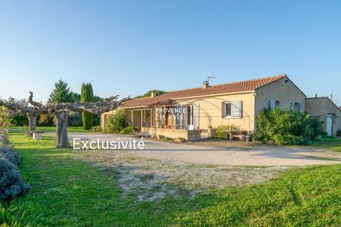 Provence Home, l’agence immobilière du Luberon, vous propose à la vente une maison traditionnelle des années 80 d’environ 160 m² de surface utile, sur un vaste terrain d’environ 6000 m², offrant un potentiel d'extension ainsi que la possibilité d'ajo...