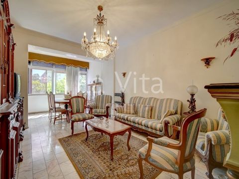 Apartment T3 Lisbon, Benfica. Apartment with lots of natural light, open views, 5 minutes from Colombo and very close to all the amenities you need in your daily life. Comprising living room with closed balcony, fully equipped kitchen, 3 bedrooms wit...