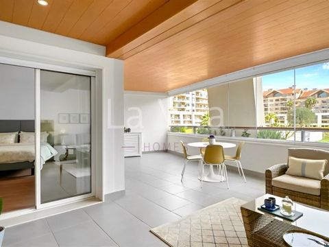 2 bedroom apartment - Historic center of Cascais. 2 bedroom apartment, with fabulous terrace, located in a reference condominium in Cascais, with children's playground, swimming pool, gardens, gym, sauna and 24-hour security. The apartment has underg...