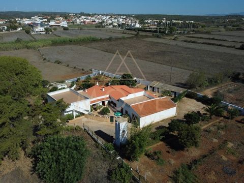 Located conveniently between Burgau and Almadena, you'll enjoy a harmonious blend of rural tranquility and accessibility to nearby amenities, restaurants, and the stunning Algarve coastline. Set on over 38,000 square metres (9.5 acres) of land, the p...