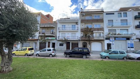 RA142-Roses: Geräumige 180 m² große Wohnung im Zentrum der Stadt Roses an der Costa Brava. Die im ersten Stock eines zweistöckigen Gebäudes gelegene Wohnung verfügt über eine große Dachterrasse und ist zehn Minuten zu Fuß vom Strand entfernt und hat ...