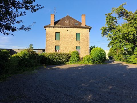 BRIVE- Emplacement de premier ordre pour cette belle maison aménagée à usage professionnel . Vous exercez une profession libérale : ce bien rénové avec des matériaux nobles vous offrira des espaces de travail trés confortables et spacieux. Vaste park...