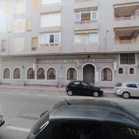 RESTAURANT IN THE ACEQUION AREA~CLOSED COMMERCIAL PREMISES with an area of 180 m², residence area all year round with the BEACH just a 5-minute walk away, shops, bars, hospitals, schools and parks around it. The 180m2 have a large open-plan living ro...