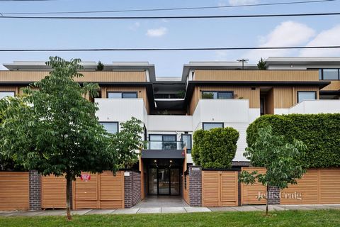 Profitez de la véritable sensation d’espace avec cette position exposée au nord et exposée au soleil dans cet appartement de sécurité au premier étage de deux chambres et deux salles de bains. Prélassez-vous au soleil du nord sur le balcon qui se tro...