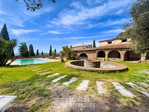 Sublime propriété imprégnée d'une histoire fascinante et d'un charme inégalé, nichée sur les sommets de la Tour de Mare, au coeur de la charmante commune de Fréjus. Cette villa, qui fut autrefois le célèbre restaurant La Pizzeria Rustique , représent...