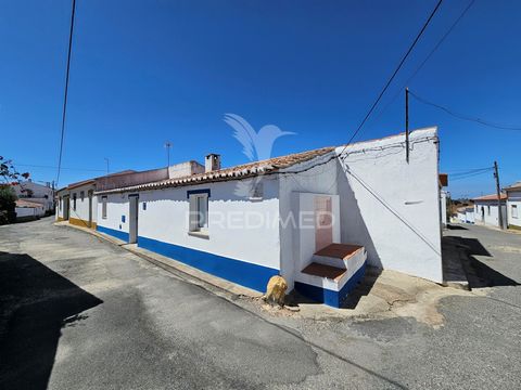 4 bedroom single storey house with backyard located in Aldeia de Grandaços, municipality of Ourique. House in good condition, consisting of living room in the entrance area, four bedrooms, dining room with fireplace and kitchen with 50 liter water he...