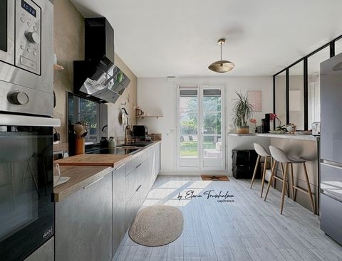 Je vous invite à découvrir cette belle maison contemporaine (construction 2000), pleine de charme et prête à vous accueillir sans aucun travail, idéalement située au calme dans une impasse entourée de verdure. Vous apprécierez tout dabord sa spacieus...