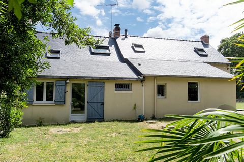 Située sur l'axe La Chapelle Launay - Campbon, à moins de 5 minutes de la zone de la Colleraye, cette maison rénovée en 2013 vous propose au rez de chaussée un salon séjour avec poêle à bois, une cuisine équipée, une chambre, un bureau, une salle d'e...