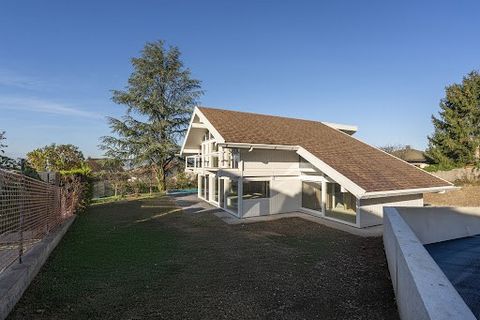 In the heart of the capital of Annecy-le-Vieux, this new 265 sq m villa by Ax&D offers great services and is composed of a very large living space with fully equipped kitchen, bar area, 5 suites, an office, storage spaces, a terrace with swimming poo...