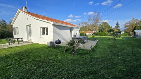 Maison moderne entièrement rénovée de 94 m2 comprenant : une pièce de vie lumineuse de 47 m2 avec poêle à pellets et cuisine aménagée et équipée, un cellier, deux chambres de 12 m2 chacune, une salle d'eau et un WC indépendant. Un garage attenant de ...