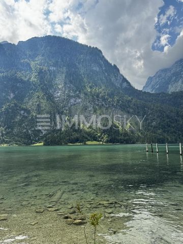 Gestalten Sie Ihr persönliches Traumhaus mit atemberaubendem, unverbaubarem Fern- und Bergblick in der sonnigen Idylle von Traunstein. Auf einem großzügigen Grundstück von etwa 838 m², eingebettet in einer ruhigen und dennoch zentralen Lage der Gemar...