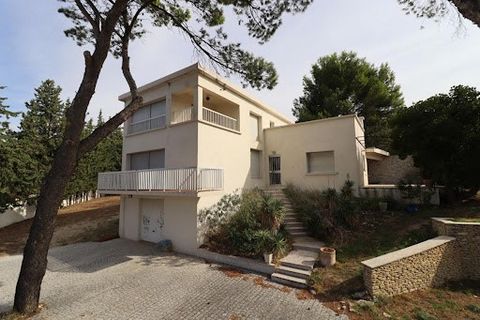 Christophe NICOLAS (EI) 84270 Vedène. Très belle Villa de 173 M2 à vendre sur une grande parcelle arborée de 1400 M2 dans un joli quartier de Vedène. Elle comprend au premier étage une très grande pièce à vivre de 80 M2 donnant sur un balcon, une cui...