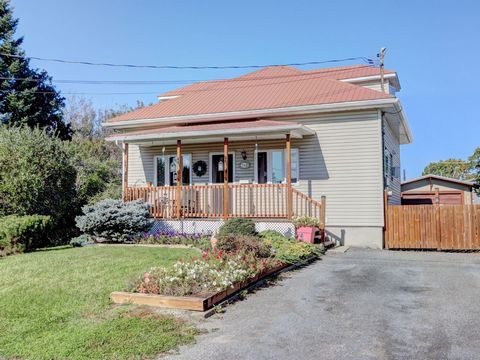 Charmante propriété située à proximité de tous les services comprenant 3 chambres à coucher de belles dimensions. Cette maison à étages a été bien entretenue au fils des ans. Elle possède une belle cour intime et un garage détaché offrant beaucoup de...