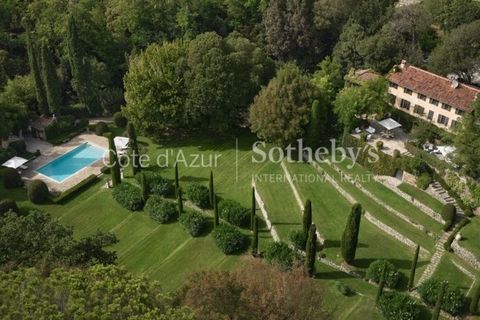 A true gem, this magnificent property is nestled in a 4-hectare park, shielded from view and set in absolute tranquility. This exceptional estate combines the charm of history with modern comfort, making it a unique and rare property. This 508 m² res...