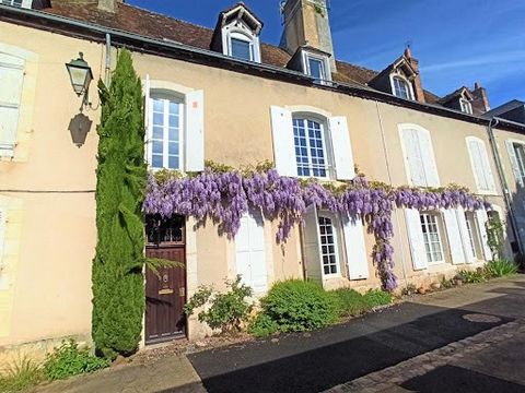 A CHATEAUDUN CENTRE VILLE HISTORIQUE AVEC VUE IMPRENABLE SUR LE CHATEAU ! A 1 h 40 de PARIS, Romuald JAULNEAU ... , vous propose une CHARMANTE MAISON DE VILLE DU 18 ème siècle de 137 m² habitable plus un garage de 38 m². Cette jolie demeure située au...