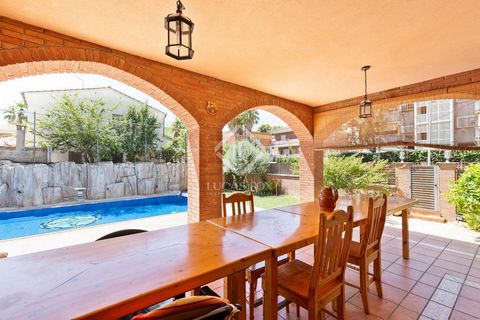 In the prestigious Montemar area of Castelldefels, we find this recently built house of 689 m² on a plot of 876 m². Inside we find spacious rooms with quality construction and a very practical layout. It consists of three floors connected to each oth...