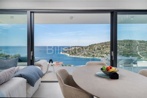 Marina, Sevid, apartment at the 1st floor of the luxury building, 109 sqm, 3 rooms, 2 bathrooms, a part of the exclusive residence community.In a luxury villa built in 2021 with a total of four residential units spread over two cubes, the apartment i...