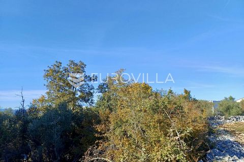 In Malinska, in the settlement of Bogovići, a building plot with an area of 819 m² is for sale. The plot is located near an access road (mapped but unpaved), and all necessary infrastructure is in close proximity. The plot allows for the construction...