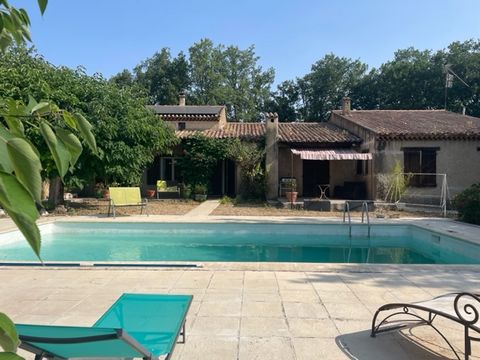 Dans le Luberon, entre Saint Saturnin les Apt et Roussillon, grande maison familiale en partie de plain-pied comprenant : entrée, salon avec cheminée/insert, salle à manger donnant sur la terrasse au sud, cuisine, cinq chambres dont une avec salle de...