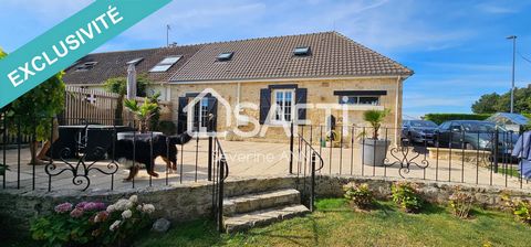 Au Sud-ouest de Caen venez découvrir cette magnifique maison en pierre mitoyenne d'un côté, refaite avec goût offrant une parcelle sans vis à vis à seulement 15mn de Caen Elle se compose d'une belle entrée avec wc, buanderie et placard, cuisine aména...