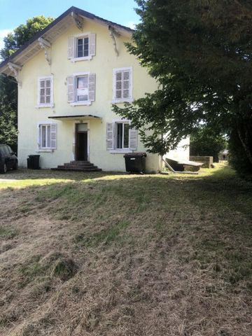 POUR INVESTISSEUR : Je vous propose cette très belle demeure / Maison de maître. Elle est actuellement louée 1200 euros par mois. Elle se compose au rez de chaussé d'une grande cuisine dinatoire de 17 m², d'une chambre spacieuse, d'un toilette séparé...