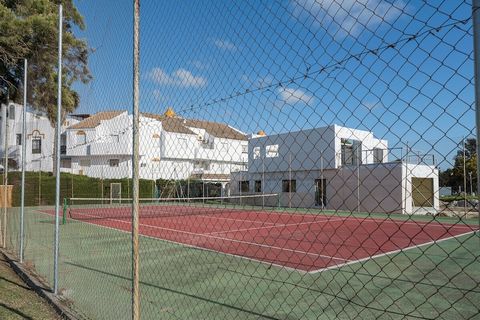 The urbanization has an extensive garden where you can find the communal chlorine swimming pool of 14x14 metres, with a depth of 1.5 to 2.20 metres, where you can cool off on hot summer days. In addition, the community has tennis and paddle tennis co...