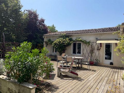 Maison Villamblard 127m2 à quelques pas du bourg et des services ( boulangerie, cabinet médical,, commerces) et isolée au bout d'une allée, au calme à la campagne. Maison rénovée avec menuiseries double vitrage, une grande pièce à vivre de 52 m2 avec...