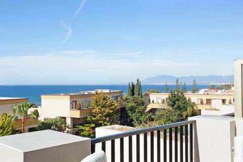 Vierter Stock Studios zur Miete mit Panoramablick auf das Meer in Romana Playa Elviria. Das Studio hat eine große Südterrasse mit spektakulärem Blick. Es umfasst eine kleine Küchenzeile, Bad, Wohnzimmer und ein Doppelbett. Das Studio in Marbella biet...