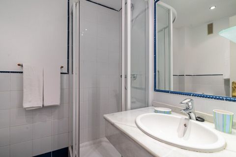 Ten jasny i przestronny apartament o powierzchni 90 m² w Marbelli oferuje komfortowy pobyt dla maksymalnie czterech osób, posiada dwie sypialnie i dwie łazienki, z których jedna jest przylegająca. Apartament znajduje się na pierwszym piętrze małego k...