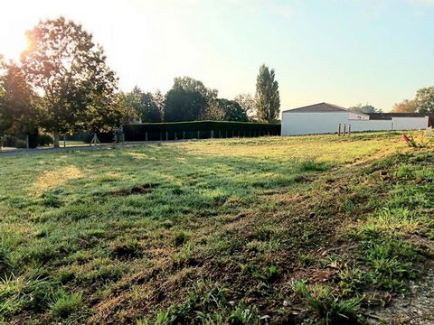 Sur la commune de Saint Martin D'Ary , Terrain à bâtir viabilisé et borné de 606 m2 en deuxième ligne , assainissement collectif . Proche du bourg de Montguyon et de toutes ses commodités , accès N10 à moins de 10 min et Bordeaux à 40 min . Les infor...