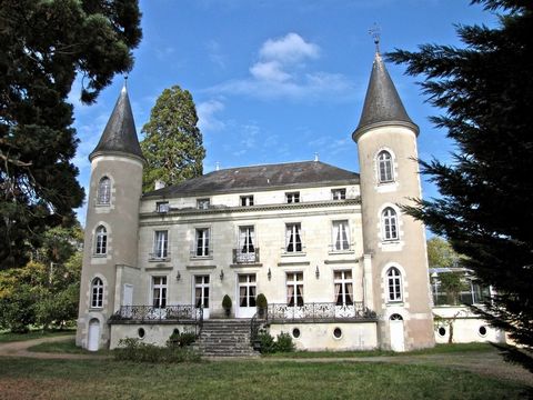 TOURAINE DU SUD - Val De Creuse à 5 mm de l'un des plus beaux villages de France ANGLES SUR L'ANGLIN- 12 mm LA ROCHE POSAY - 30 mm de CHATELLERAULT Gare TGV 1h20 PARIS . 3 mm des commerces écoles -college . Proximité centre commercial d'Yzeures Sur C...