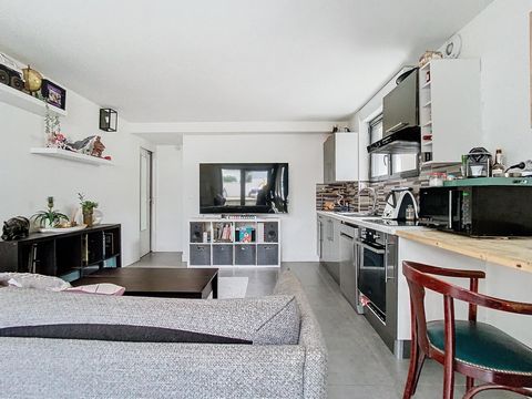 Linda Djouadi vous invite à venir visiter ce bel appartement lumineux de 41 m² environ, très bien entretenue, à 15 mn de la gare, à proximité des commerces et du centre ville. Vous serez séduit par sa localisation. Il se compose d'une pièce de vie de...