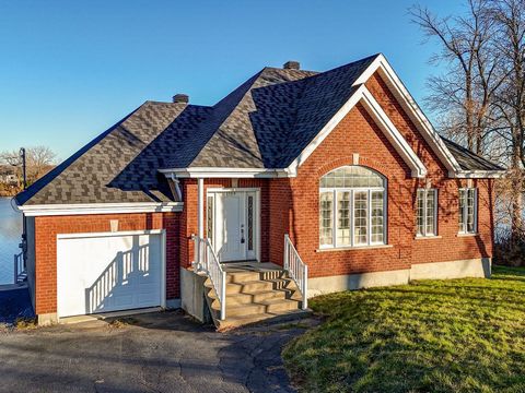 **Point de vue unique!** Maison de plain-pied avec positionnement exceptionnel en bordure de la rivière Richelieu. Près de 10000 pi2 de terrain avec accès à l'eau. Les levers et les couchers de soleil en prime! Elle compte trois chambres, une aire de...