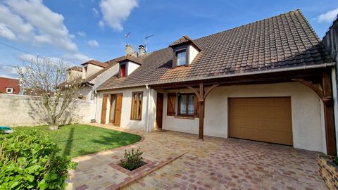 LOUVRES : Maison individuelle, dans secteur calme et recherché, comprenant au rez-de-chaussée : un séjour/salon/salle à manger de 40 m2 environ avec sa cheminée insert, cuisine séparée, aménagée et équipée, une chambre, wc. A l'étage : un palier dess...