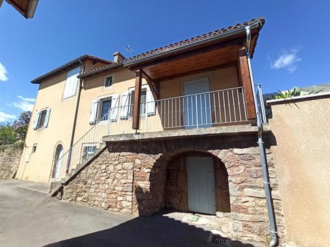 Maison de village à St Victor-et-Melvieu située à 15 km de St Affrique et à 30 km de MILLAU. Cette maison d'une surface de 102 m², avec terrasse exposée Sud et 3 caves a été restaurée totalement. Au 1er étage, une cuisine ouverte sur le séjour, d'une...