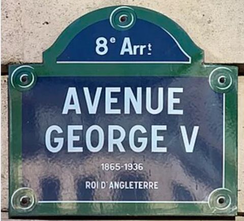 For Sale - George V - Apartment to renovate - Paris 8th - Golden Triangle - Opposite the mythical Prince of Wales hotel. Apartment on the 7th floor with elevator of 79m2 including: a large living room of 35m2 overlooking Avenue George V, a bedroom ov...