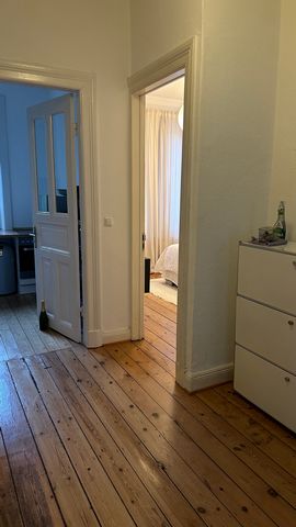 The 3.5 room apartment is furnished as shown in the pictures (there is only one picture of the dining room missing) and located in a quiet area in Uhlenhorst. It takes 5 minutes to walk to the Alster. In the immediate vicinity there is a bakery, café...