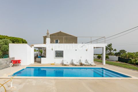 Proprietà in vendita ad Almancil, con vista panoramica sulle montagne e sul mare. Questa proprietà è composta da quattro articoli urbani e due articoli rustici. Questa villa ad Almancil, dove si trovano le famose spiagge di Ancão, Quinta do Lago, Gar...